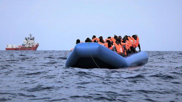 Ein Schlauchboot wird im Mittelmeer vermisst.