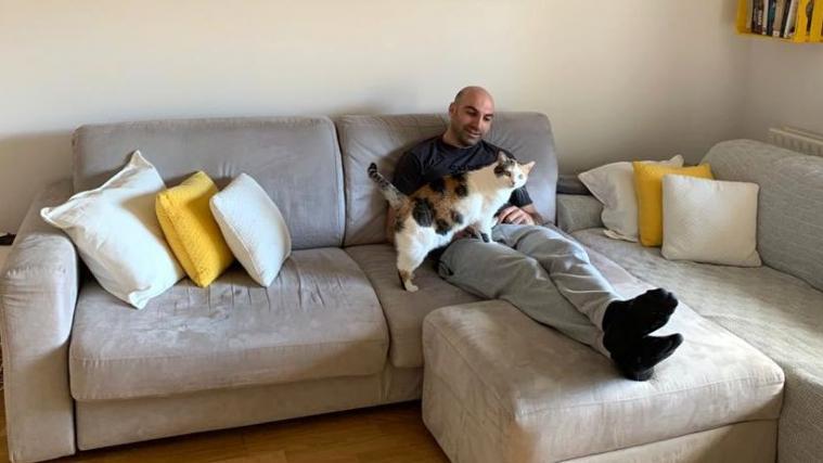 Emanuel Perathoner vertreibt sich die Zeit zu Hause mit seiner Katze.