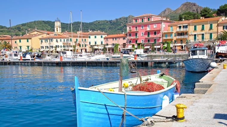 Im Bild der Hafen von Porto Azzurro auf Elba.