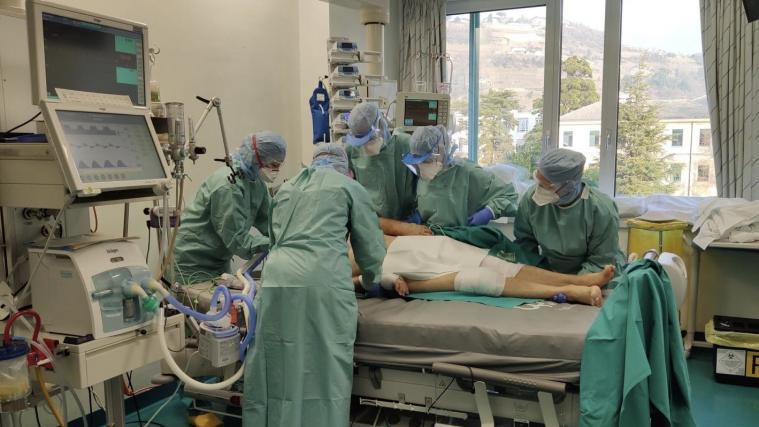 Im Durchschnitt verbrachten gestorbene Patienten durchschnittlich neun bis zehn Tagen auf der Intensivstation, die anderen Covid-19-Kranken circa 20 Tage.