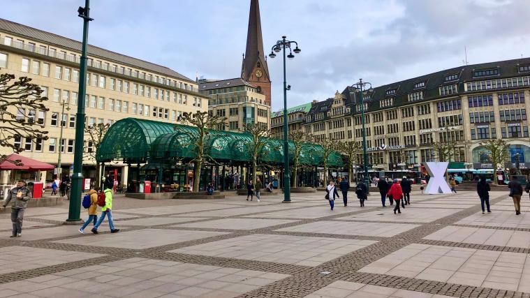 In Hamburg liefert ein Roboter den Kunden Lebensmittel nachhause.