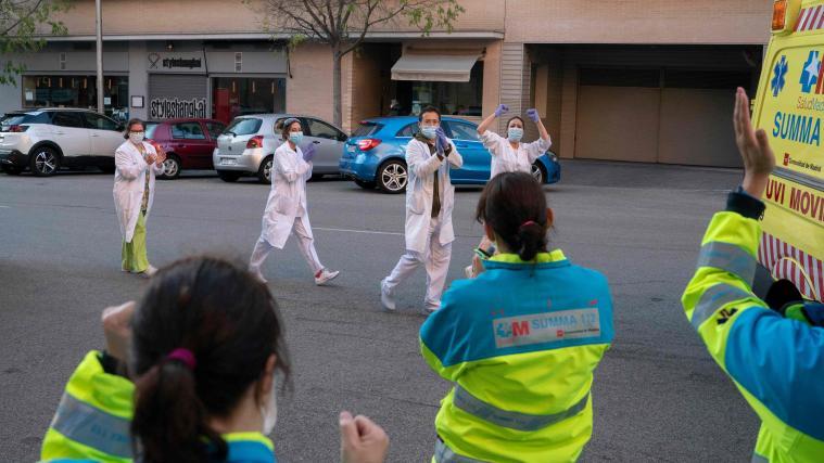 In Madrid spenden sich die Hilfskräfte gegenseitig Applaus.