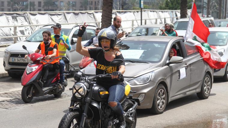 Massenproteste in Beirut vom Auto und Motorrad aus.