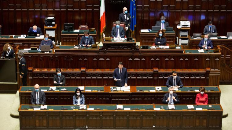 Ministerpräsident Conte (Bildmitte) in der Kammer.