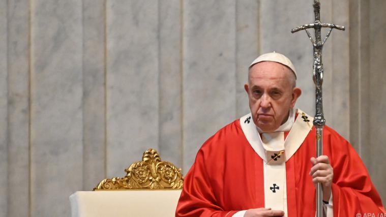Papst Franziskus spricht den Gläubigen Mut zu.