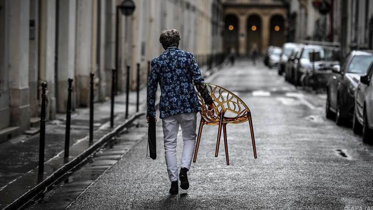 Paris rüstet sich für das neue Leben vor der Tür.