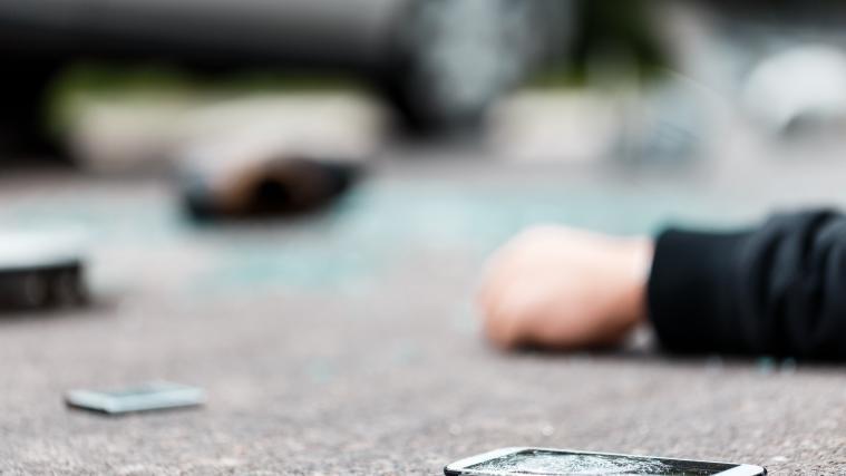 Plötzlich verließ die Fußgängerin den Gehweg um die Straße zu überqueren und wurde von einem Auto erfasst.