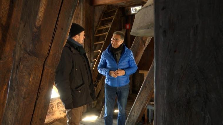 Regisseur Francesco Zippel (links) und Eduard Profanter im Kirchturm von Kastelruth.