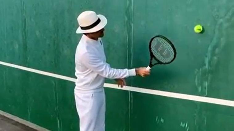 Roger Federer trainiert im Wimbledon-Style, nämlich ganz in Weiß.