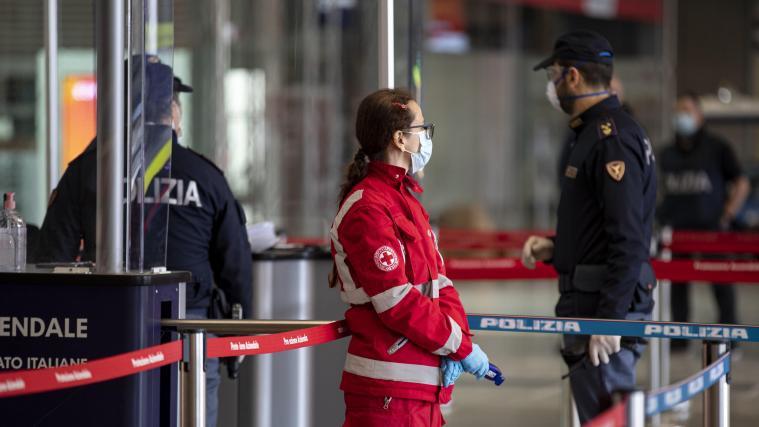 Rot-Kreuz-Mitarbeiter messen im Bahnhof Rom Termini die Körpertemperatur der Fahrgäste.