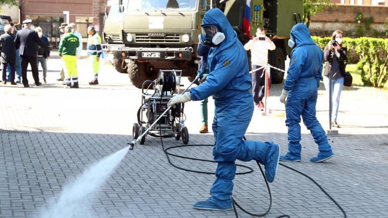 Russische Soldaten desinfizieren in Brescia Straßen und Plätze.