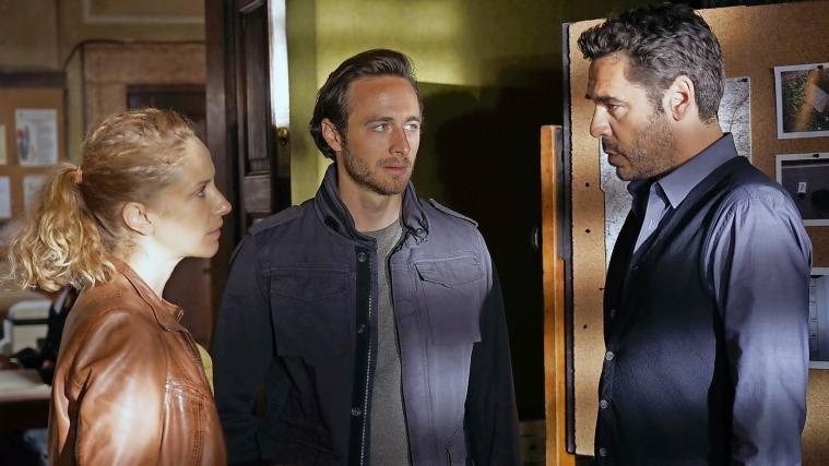 Sonja Schwarz (Chiara Schoras), „Capo“ Matteo Zanchetti (Tobias Oertel, re.) und Kommissar Jonas Kerschbaumer (Gabriel Raab) im „Bozen-Krimi“.