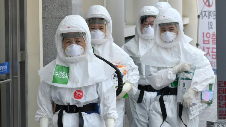 Südkoreanische Krankenschwestern in Schutzkleidung.