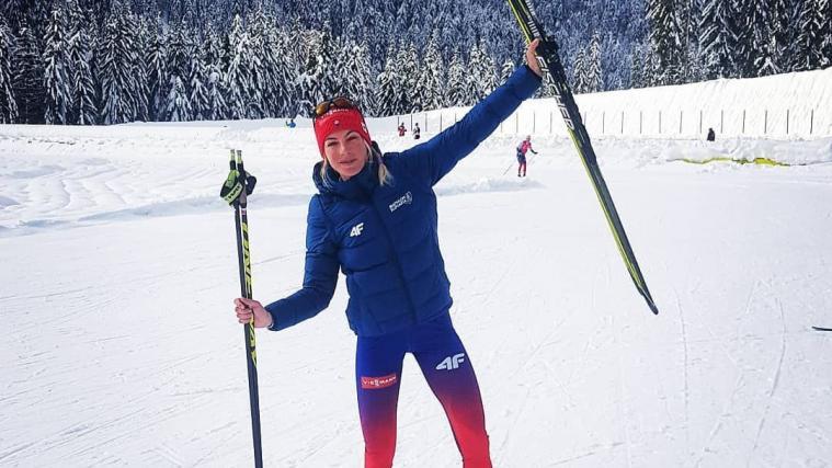 Terézia Poliaková hat Skier und Gewehr in die Ecke gestellt.