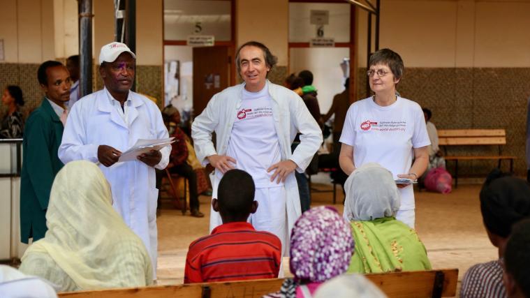 Toni Pizecco, Präsident des Vereins „Südtiroler Ärzte für die Welt“ und Dr. Rita Schiffer gemeinsam im Krankenhaus von Attat.