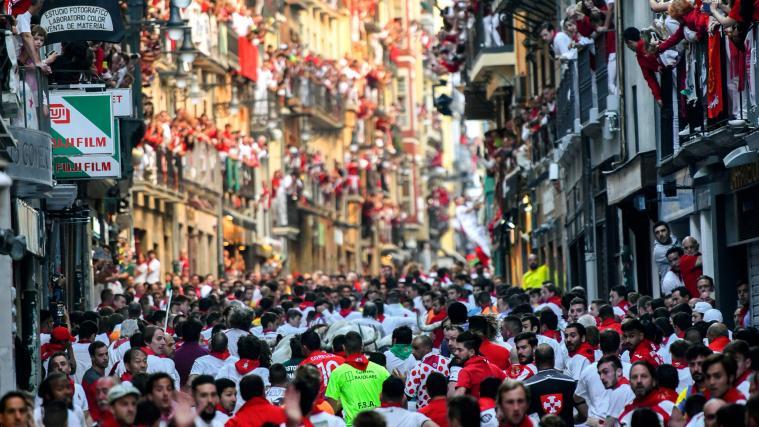 Trotz aller Proteste von Tierschützern erfreut sich das Spektakel in Pamplona großer Beliebtheit.