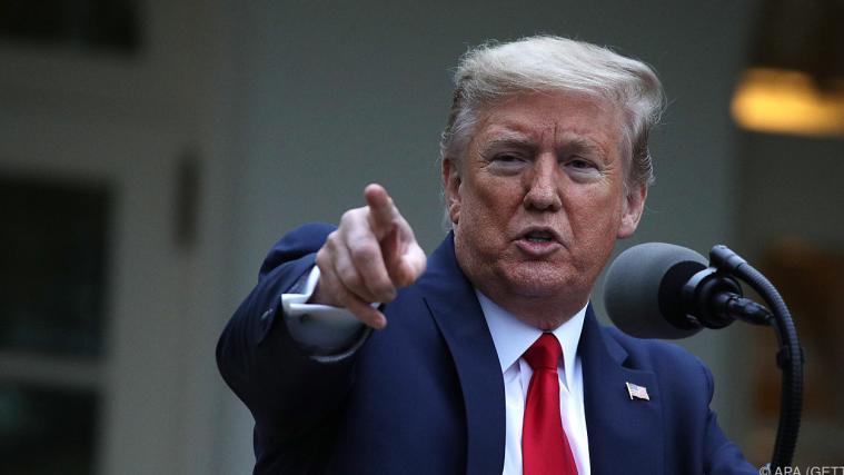 Trump nützt die Schecks für den Wahlkampf.