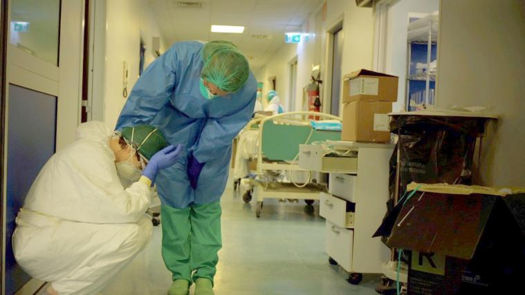 Überlastete Ärzte und Pfleger im Krankenhaus von Cremona Mitte März.