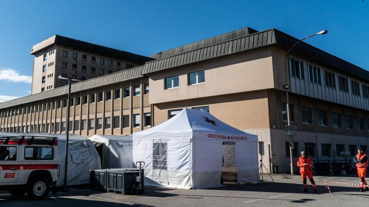 Unter anderem Dr. Lucio Lucchin, Primar der Abteilung Diätetik am Bozner Krankenhaus, befürchtet einen „Notstand bei den chronisch Krankenh“. Im Bild, das Bozner Krankenhaus in Zeiten der Coronavirus-Krise.