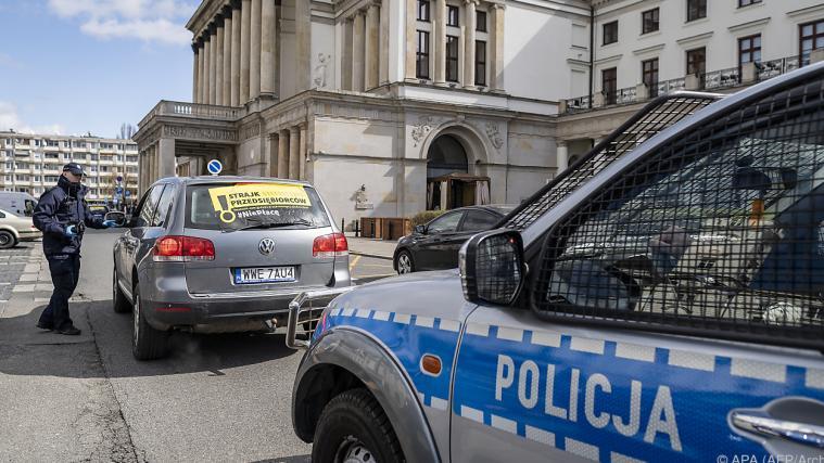 Wegen der Corona-Schutzmaßnahmen wurde in Autos protestiert.