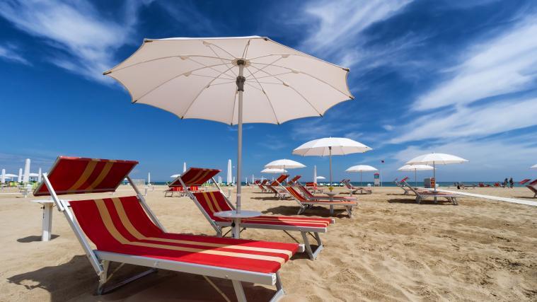 Wenn es denn einen Strandurlaub geben sollte in diesem Sommer, dann wird er etwas anders ausfallen als gewohnt. Im Bild: Der Strand von Rimini