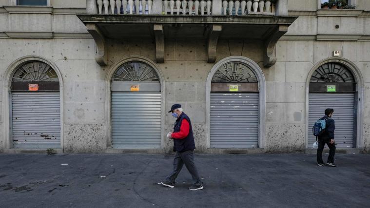 270.000 italienischen Betrieben droht die Schließung. Vor allem Handel und Dienstleistungsbereich sind gefährdet. Im Bild: Geschlossene Geschäfte in Mailand.