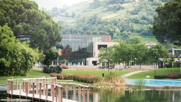 Am 18. Mai öffnen das Bistro, der Shop sowie die MySpa. Ab 25. Mai stehen für die Besucher im mediterran gestalteten Park zehn Outdoor-Pools und eine großzügige Liegewiese mit ruhigen Ecken zum Entspannen zur Verfügung.