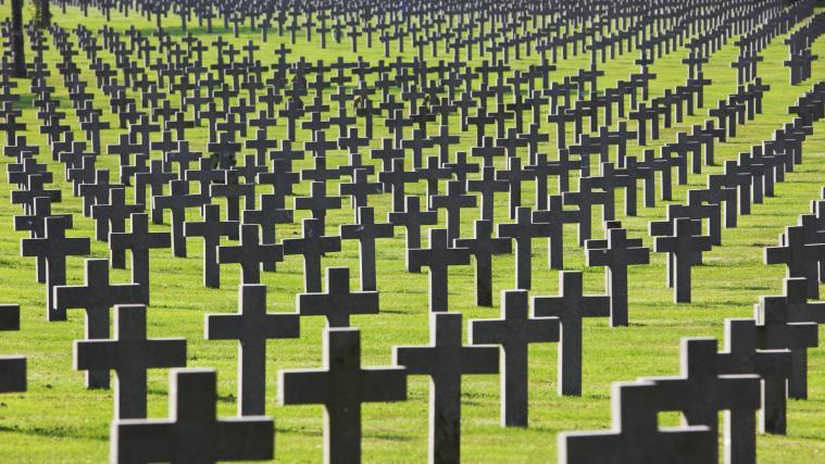 Auf dem Militärfriedhof Ysselsteyn (Niederlande) ruhen mehr als 31.500 deutsche Kriegstote, hauptsächlich aus dem Zweiten Weltkrieg. Unzählige weitere kamen aus dem Krieg nicht mehr heim und blieben vermisst.