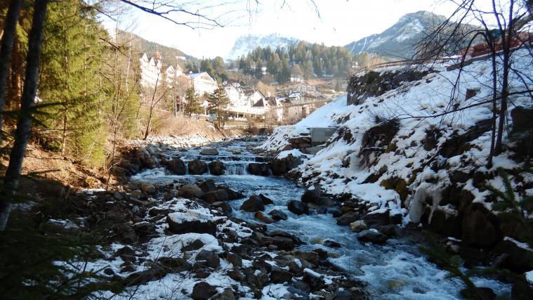 Auf einem Abschnitt von rund 100 Metern Länge hat das Landesamt für Wildbach- und Lawinenverbauung Nord die Ufermauer des Grödnerbachs saniert.