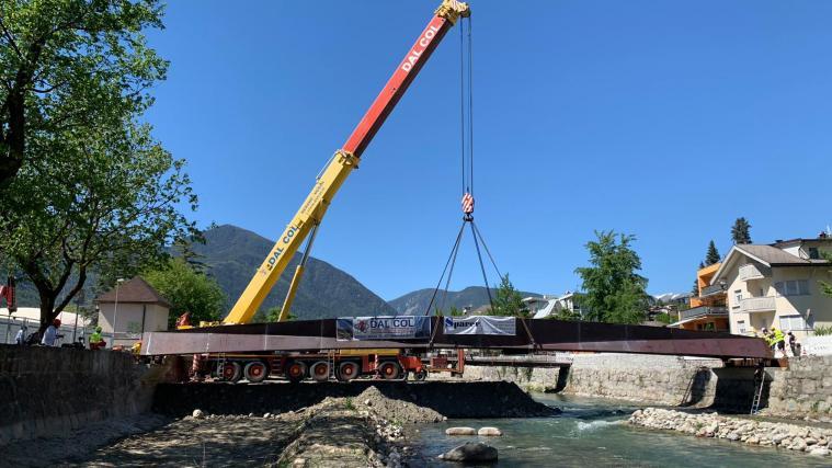 Ausbalanciert und eingehoben: Seit heute Nachmittag führt eine neue Fußgängerbrücke auf der Höhe der Acquarena über den Eisack in Brixen.