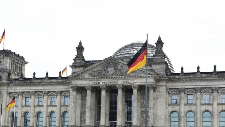Bei einer Demonstration vor dem Bundestag in Berlin wurde ein Kamerateam des ARD angegriffen.