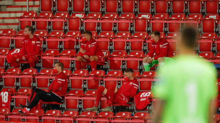 Bilder wie dieses dürften zur Gewohnheit werden: Ersatzspieler mit Sicherheitsabstand auf der Tribüne.
