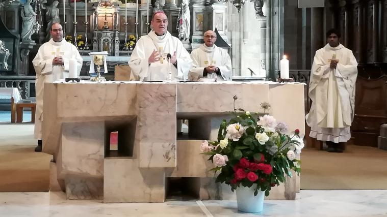 Bischof Ivo Muser zelebriert die heilige Messe.
