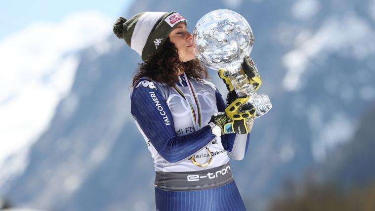 Brignone präsentiert voller Stolz die große Kugel für den Gesamtweltcup.