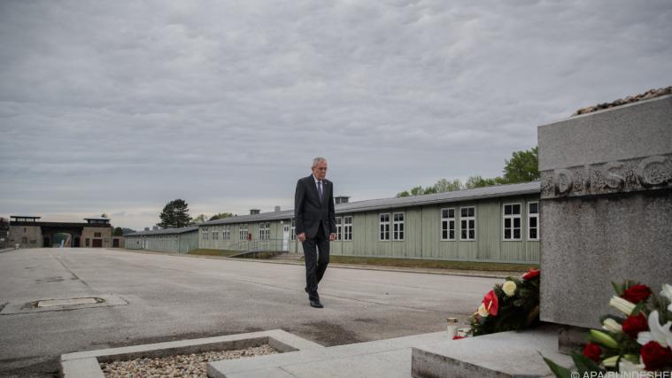 Bundespräsident Alexander Van der Bellen legte im Gedenken der Opfer einen Kranz nieder.