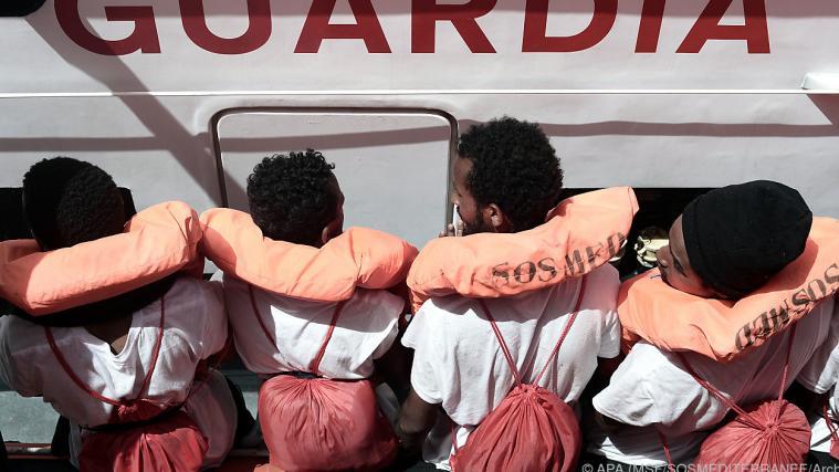 Das Boot der Migranten auf dem Weg nach Großbritannien sei in der Nacht auf Samstag durch einen Motorschaden in Not geraten. (Schmuckbild)