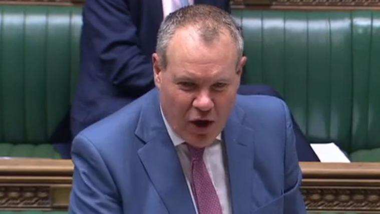 Der britische Minister für internationale Handelsbeziehungen, Conor Burns, hat es vorgezogen, seinen Sessel nach den Amtsmissbrauch-Vorwürfen zu räumen.