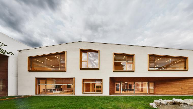 Der neue Kindergarten in Schluderns: Das Siegerprojekt des Bozner Architekten Roland Baldi setzt auf einen Holzbau mit Satteldach, verputzter Fassade und betonten Fenstern – klarlinig und eigenständig.
