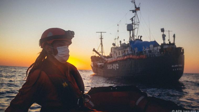 Die Besatzung des Rettungsschiffs "Alan Kurdi" hatte 146 Migranten von 2 Holzbooten gerettet.