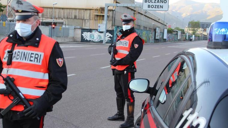 Die Einsatzkräfte der Carabinieri bei Kontrollen in Bozen.