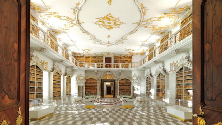 Die mit Stuckaturen geschmückte Stiftsbibliothek stellt am Übergang vom Rokoko zum Klassizismus einen der schönsten Profanräume des 18. Jahrhunderts in Südtirol dar und zählt zu den beeindruckendsten Bibliothekssälen des süddeutschen Raums.