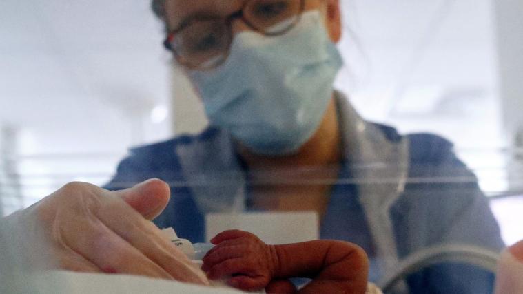 Die Zahl der Patienten auf den Intensivstationen fiel auf 676.