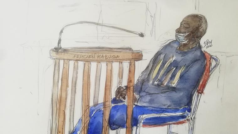 Die Zeichnung zeigt Felicien Kabuga vor dem Pariser Gericht.