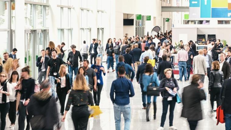 Durch Online-Marketing-Maßnahmen wie Suchmaschinenwerbung, Social-Media-Marketing und Werbung auf lokalen Online-Portalen können B2B-Unternehmen auch in Coronazeiten neue Kunden gewinnen.