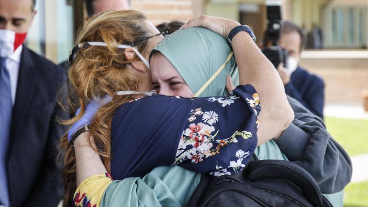 Ein Bild, das mehr sagt als 1000 Worte: Silvia Romano durfte ihre Familie endlich wieder in die Arme schließen.