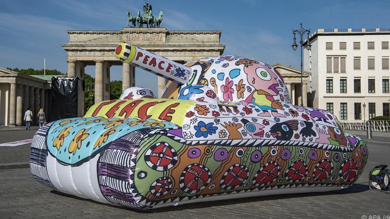 Ein bunter Panzer für mehr Frieden steht in Berlin.