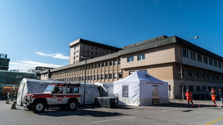 Ein junger Bozner musste am Dienstag mit einer schweren Covid-19-Infektion auf die Intensivstation des Krankenhauses Bozen gebracht werden.