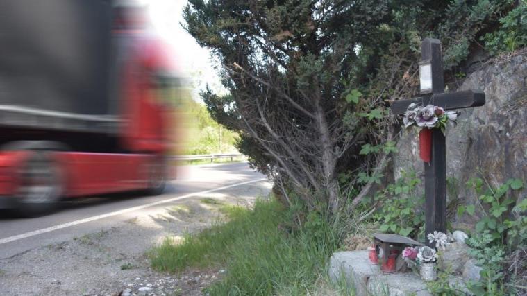 Ein schlichtes Holzkreuz erinnert an den tragischen Bus-Unfall am Kniepass.