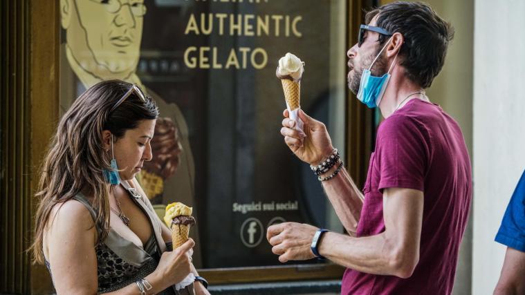 Eis mit Mundschutz – Italien in Coronazeiten.