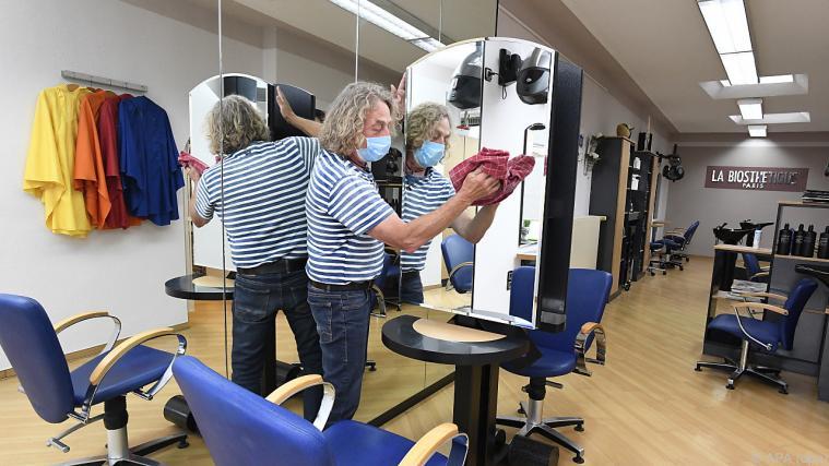 Friseure dürfen in Österreich wieder ihrem Handwerk nachgehen.